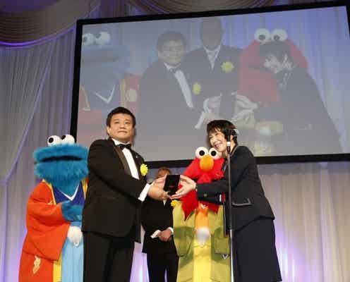 USJ「ユニバーサル・クールジャパン」AMDアワード大賞受賞 和装のエルモ&クッキーモンスターが祝福