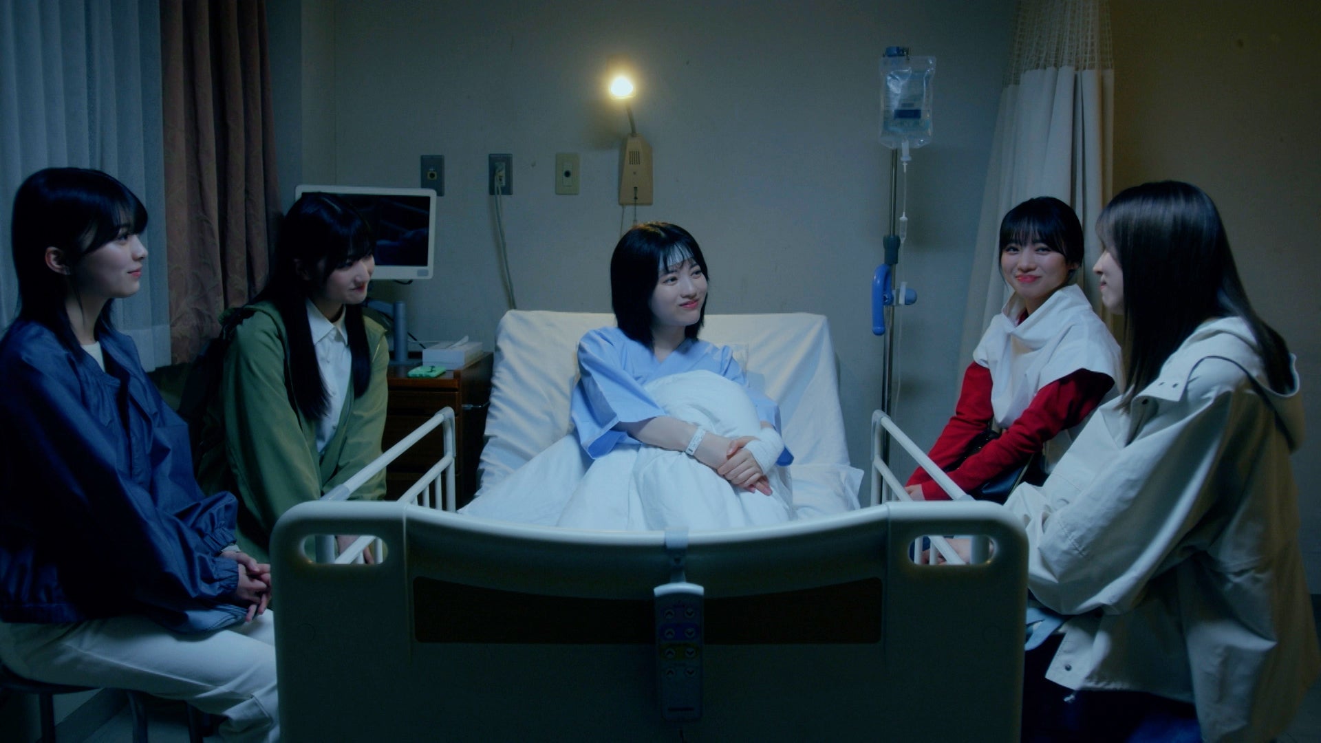 森田ひかる、大園玲、林瑠奈、齊藤京子、小林由依「アクトレス」第6話より（C）NTT DOCOMO,INC.