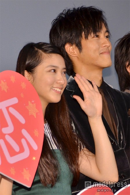 武井咲（左）と松坂桃李（右）