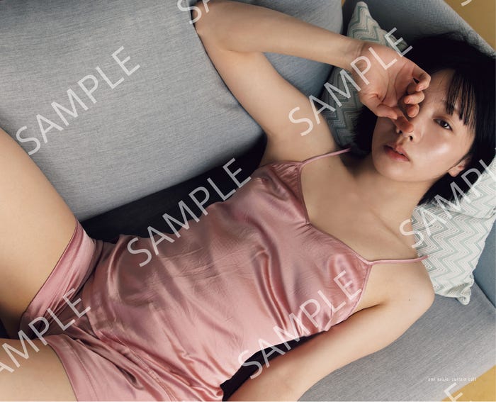 能條愛未ファースト写真集「カーテンコール」blueprint book store限定版裏面ポスター/撮影:熊谷直子(提供写真)