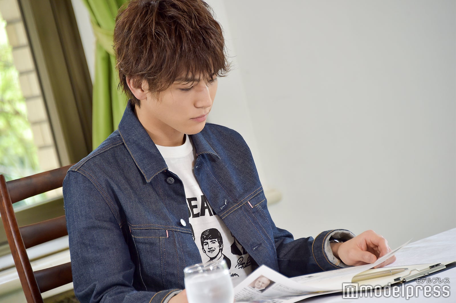 真剣に資料を読む岩田剛典②（C）モデルプレス