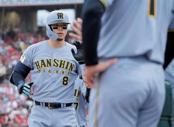阪神 森下翔太が佐藤輝明に吠えてる！先制弾直後に気合が溢れ出る 連敗中でも前向きな性格が見えたワンシーン