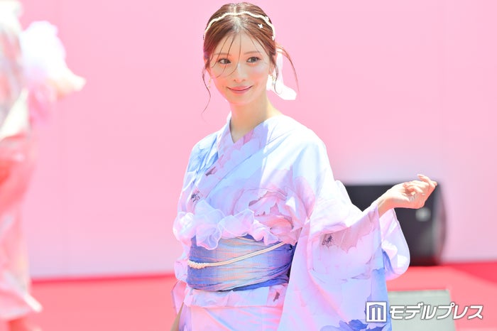 元レジェンドキャバ嬢みゆう、浴衣姿で上品な装い 蝶アクセがワンポイント【GAKUSEI RUNWAY】
