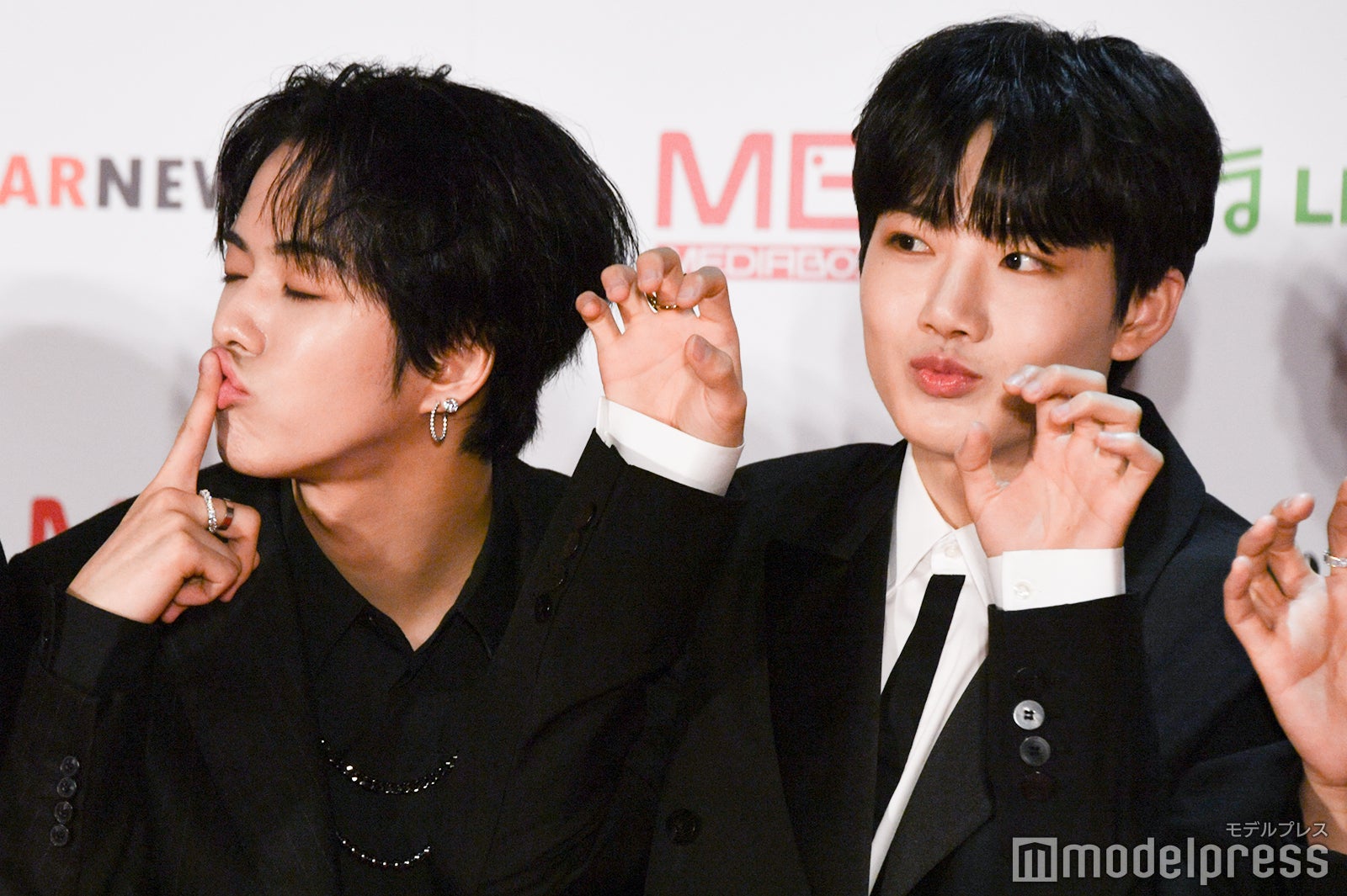 自由に可愛らしいポーズを決めるユン・ジェヒョク、ジュンギュ （C）モデルプレス