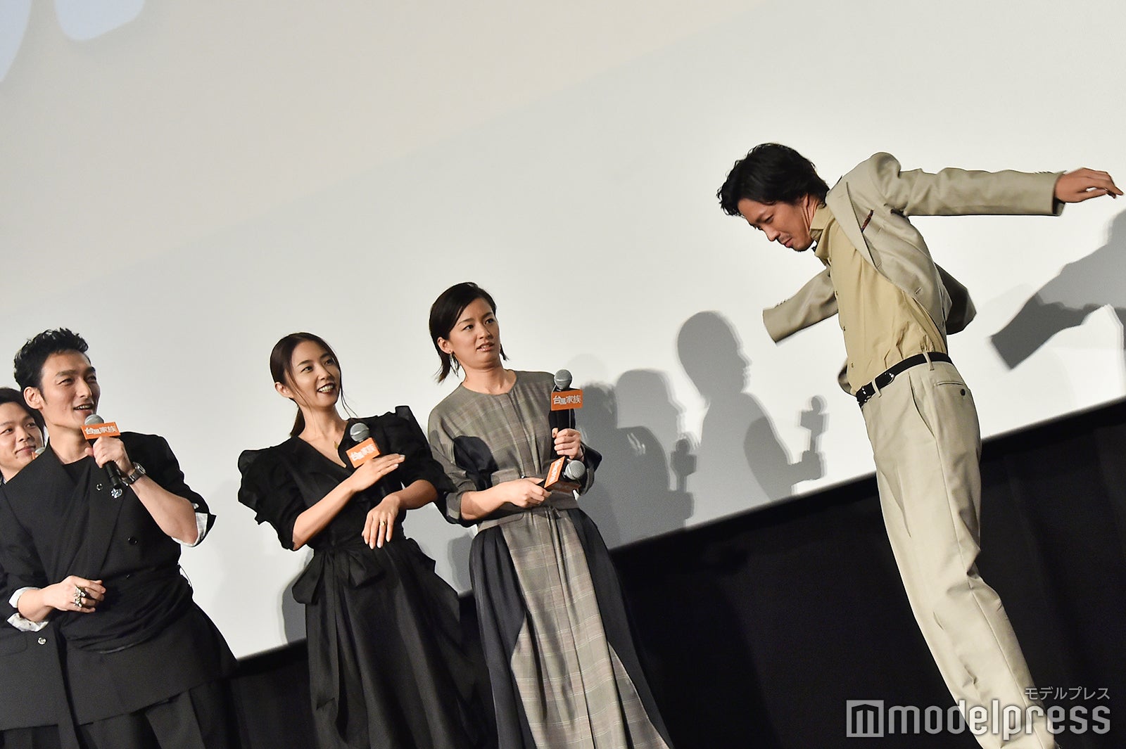 無茶振りに答える若葉竜也と見守るキャスト、茶々を入れる草なぎ剛 （C）モデルプレス