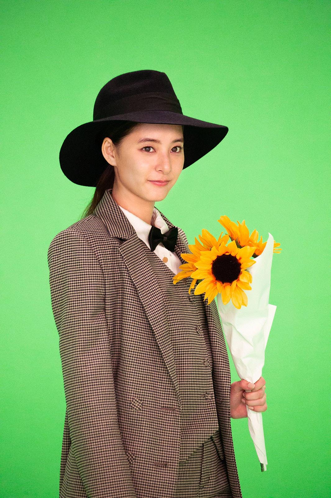 男装の新木優子（C）フジテレビ