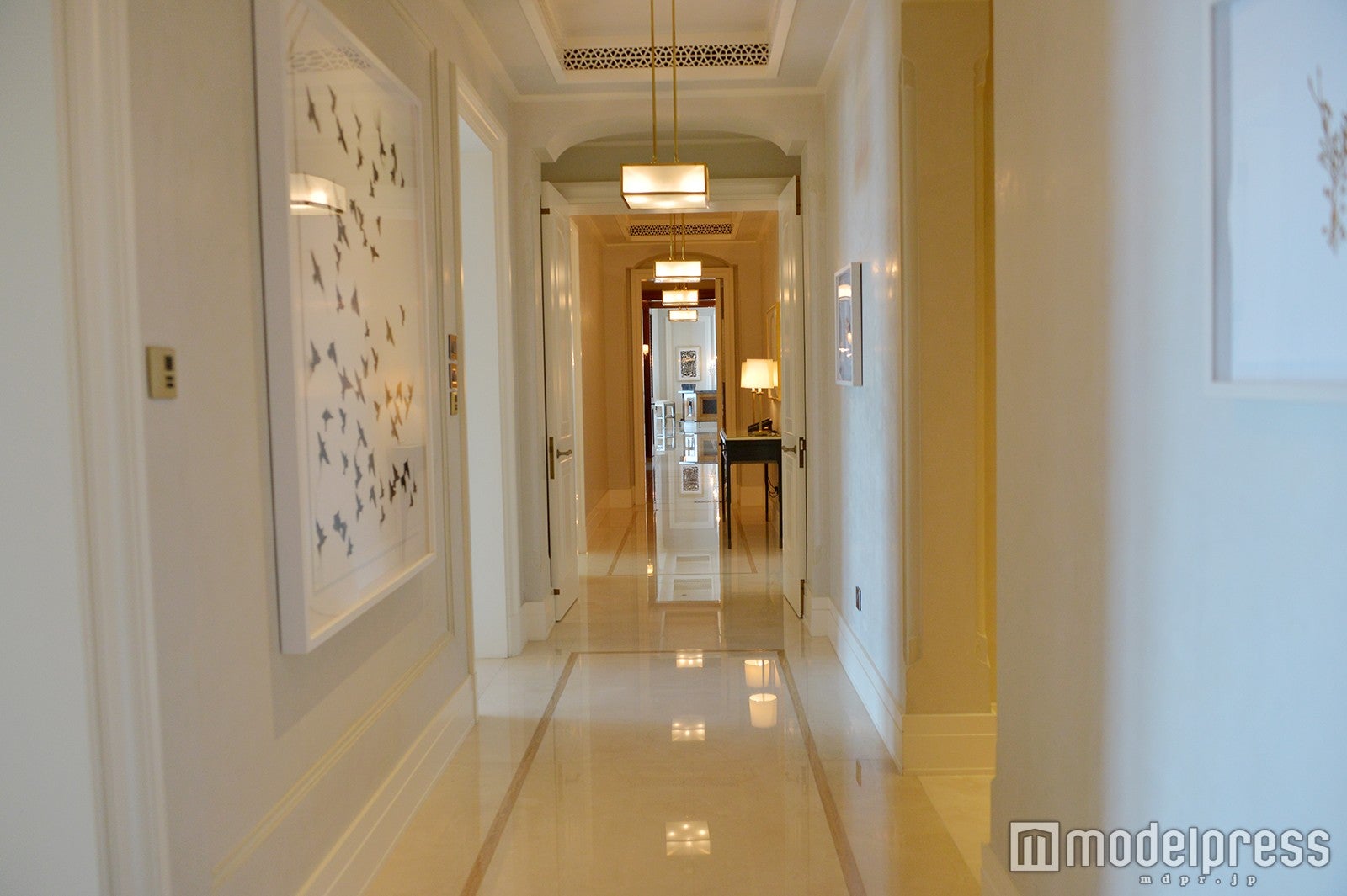 スイートルームの廊下です！！（C）モデルプレス