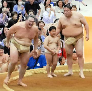 一山本ちびっこ相撲“神対応”で沸かす「お客欄に少しでも喜んでもらいたい」【大相撲秋巡業】