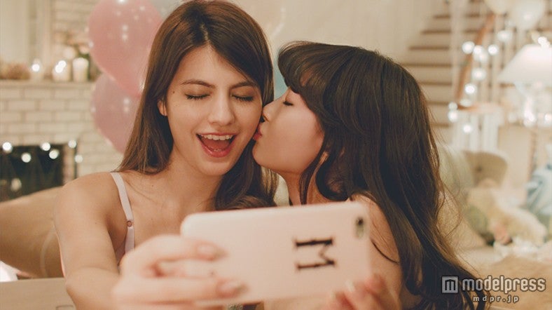 小嶋陽菜がマギーにキス 秘密のランジェリーパーティーを覗き見