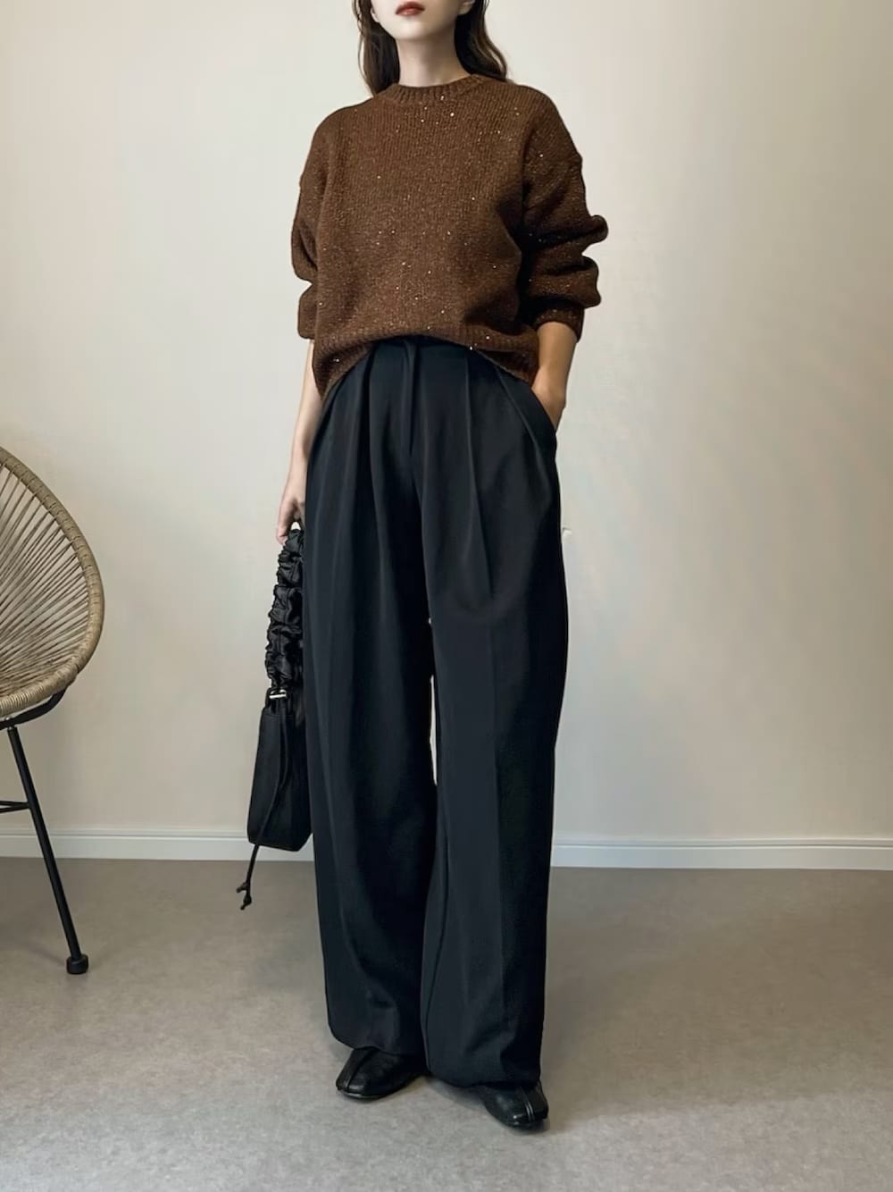 トレンドカラーのブラウンニットはラメ入りで変化をつけて 出典:WEAR