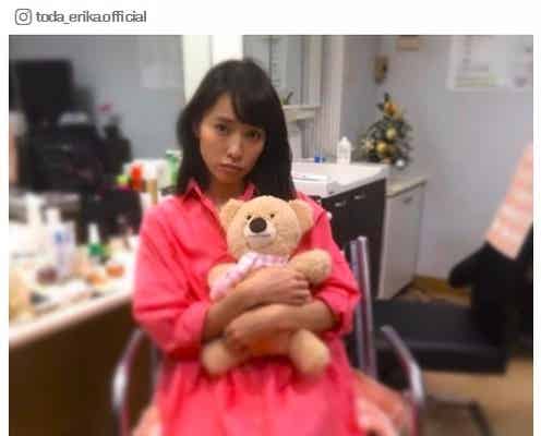 戸田恵梨香、全身ピンクでぬいぐるみを抱っこ レアショットに反響