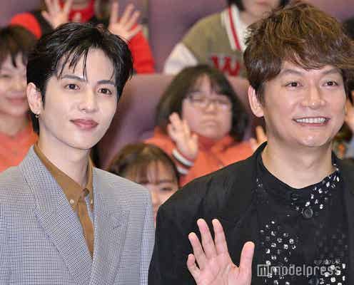 志尊淳、共演中の香取慎吾と密着2ショット「スターの膝に肘乗せちゃだめだよ」自らツッコミも