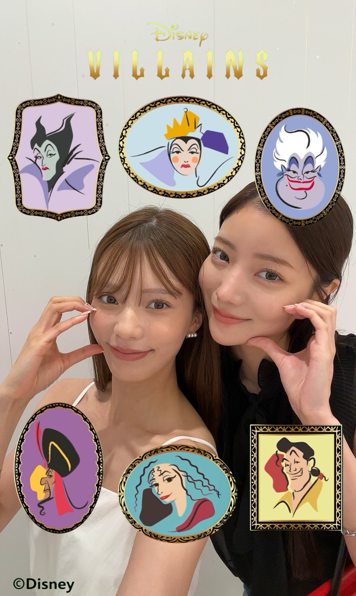 ヴィランズのフォトフレームを使って撮影をする藤田みりあとmaron(C)Disney