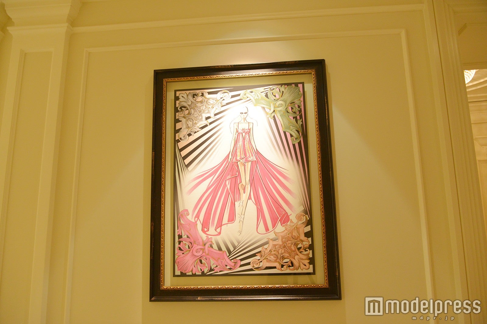 廊下には絵画が！（C）モデルプレス