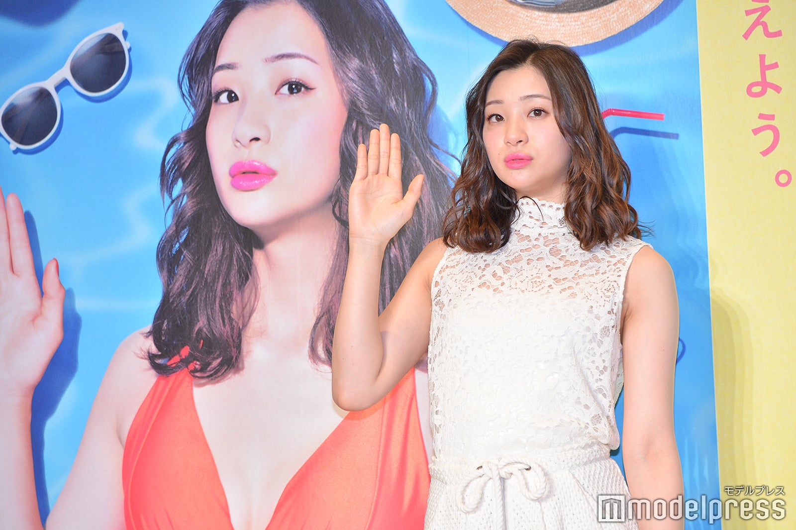 足立梨花、ポスターと同じポーズで撮影（C）モデルプレス