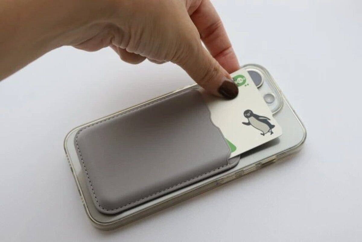 ダイソー　合皮製マグネット吸着式スマホ用カードホルダー　使用例