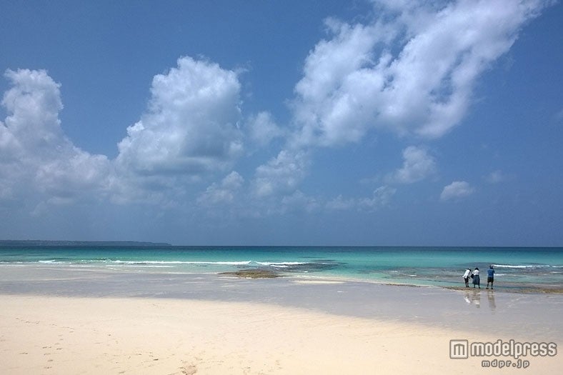 真っ青な海と空に囲まれる沖縄／Photo by Vitorio Benedetti