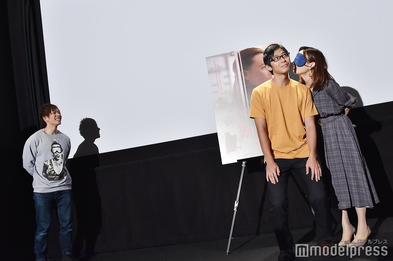 はあちゅうの匂い当てクイズを見守るしみけん （C）モデルプレス