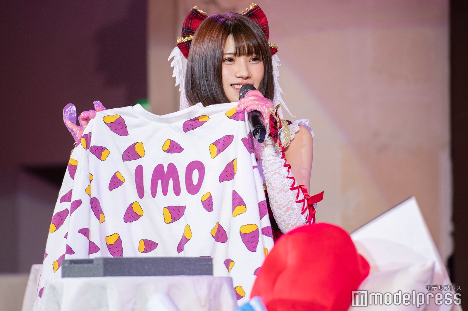 テレビや配信でも着ていた「焼き芋」スウェットをプレゼントするえなこ（C）モデルプレス