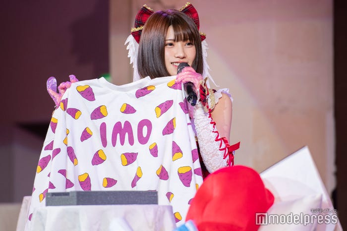 テレビや配信でも着ていた「焼き芋」スウェットをプレゼントするえなこ(C)モデルプレス