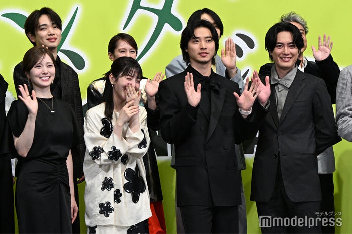 (前列左から)白石麻衣、浜辺美波、山崎賢人、間宮祥太朗(後列左から)宮世琉弥、山本千尋、岡山天音、ムロツヨシ(C)モデルプレス