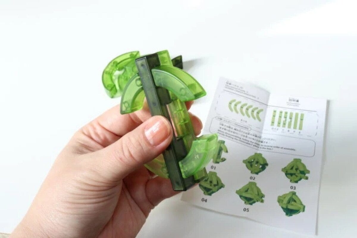 ダイソー知育パズル（5）を分解した様子と説明書