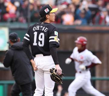 ソフトバンクが今季初黒星 楽天とのシーソーゲーム落とし開幕連勝は5でストップ WBC代表の松本裕が痛恨2失点 九回無死満塁好機もあと1点届かず
