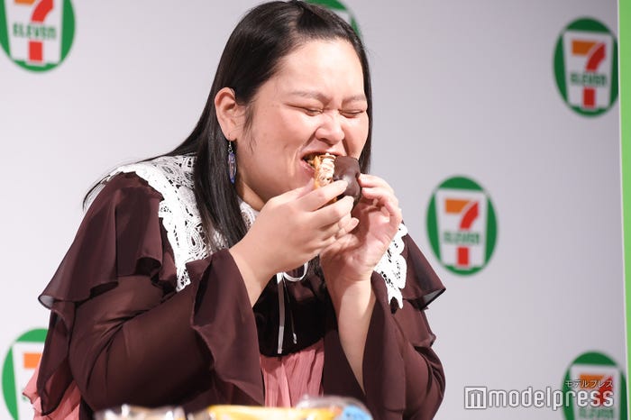 スイーツを頬張る田辺智加(C)モデルプレス
