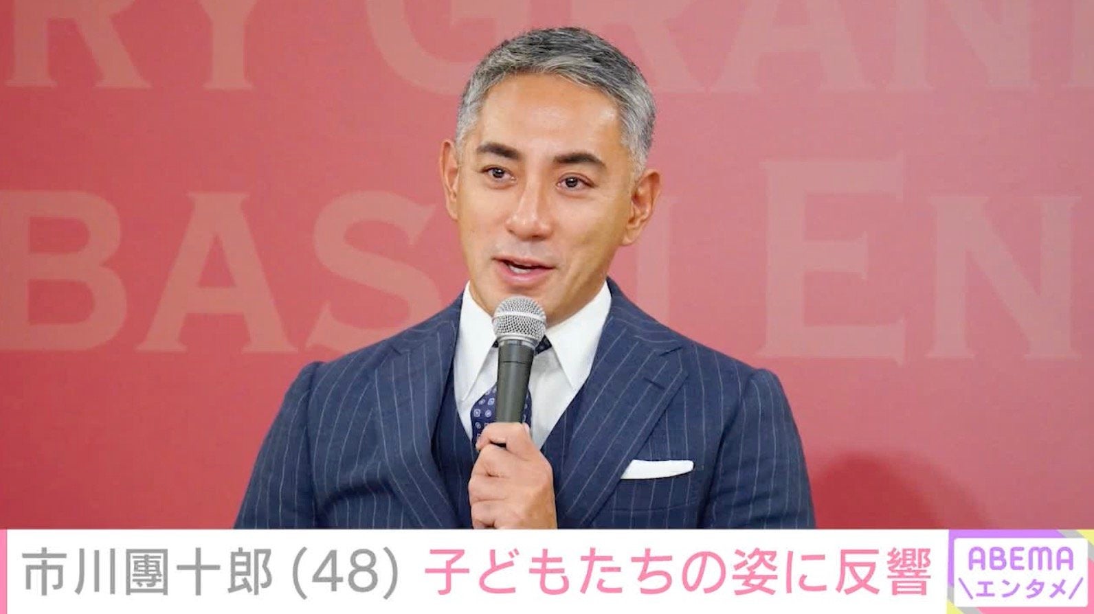 市川團十郎、「麻央さんにしか見えない」と話題の長女・麗禾&長男・勸玄と散歩する姿に反響「大人になったねー」
