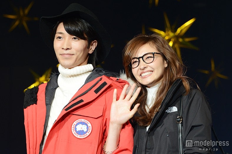 「JJ」モデルによるカップルランウェイ