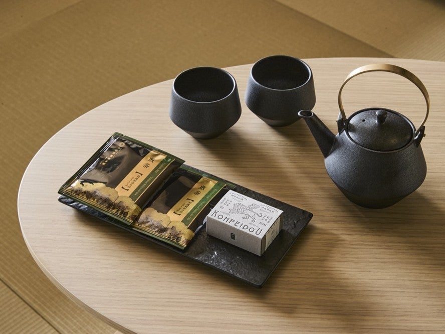 老舗茶舗「つぼ市製茶本舗」の煎茶、「金平堂」の金平糖を用意／アンカード・バイ・リーガ 大阪なんば（提供写真）