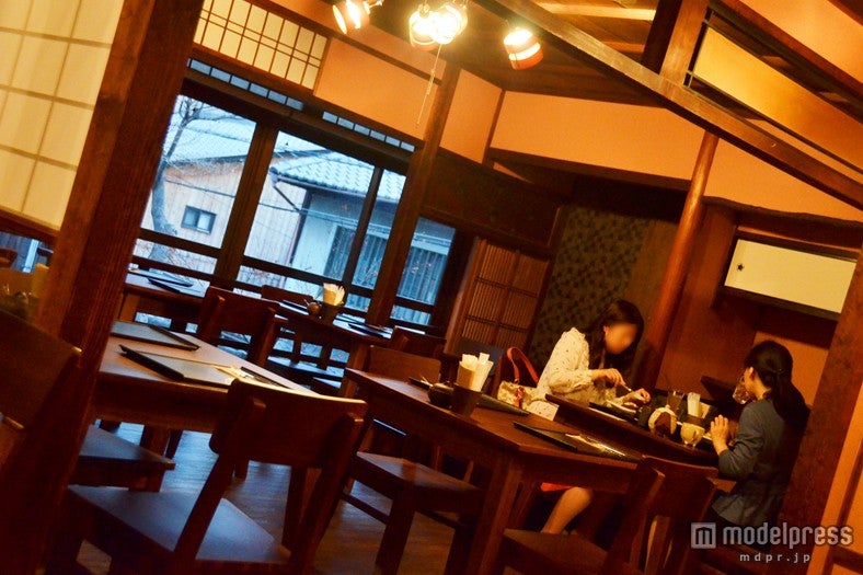 落ち着く店内でまったり（C）モデルプレス