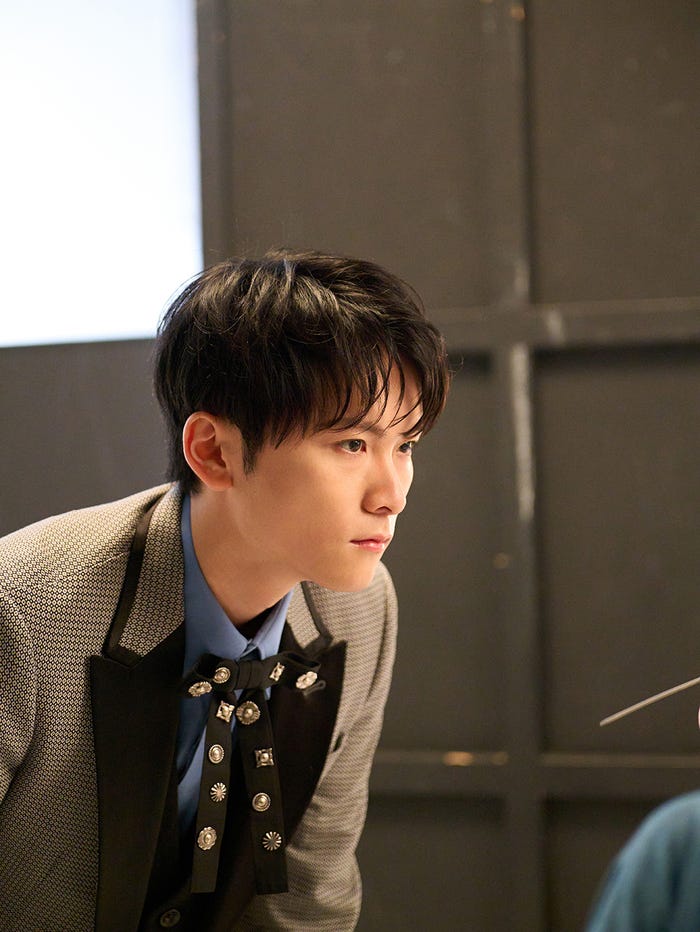 真剣に写りを確認する山崎光/モデルプレス独占カット(提供写真)