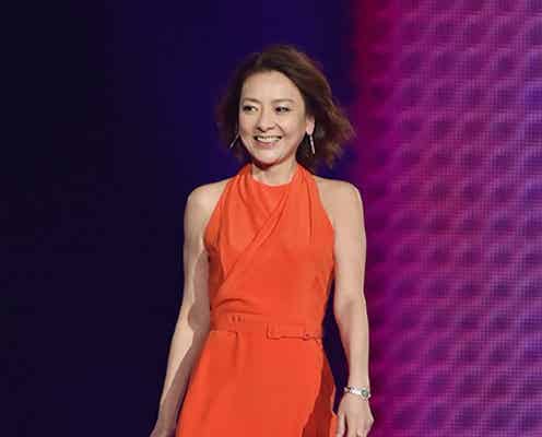 西川史子、セクシースリットの赤ドレスでランウェイ 神コレシークレットゲストに登場
