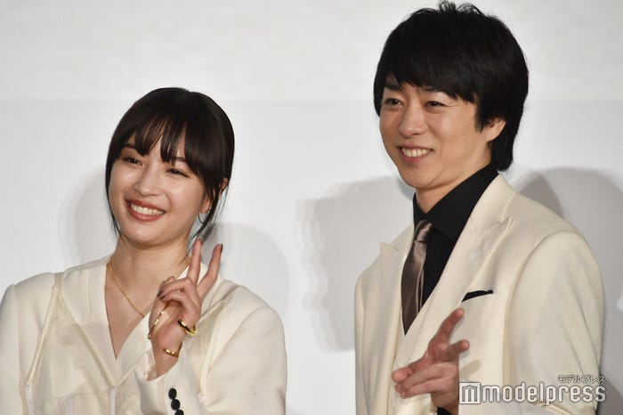 仲良くピースをする広瀬すず&櫻井翔(C)モデルプレス