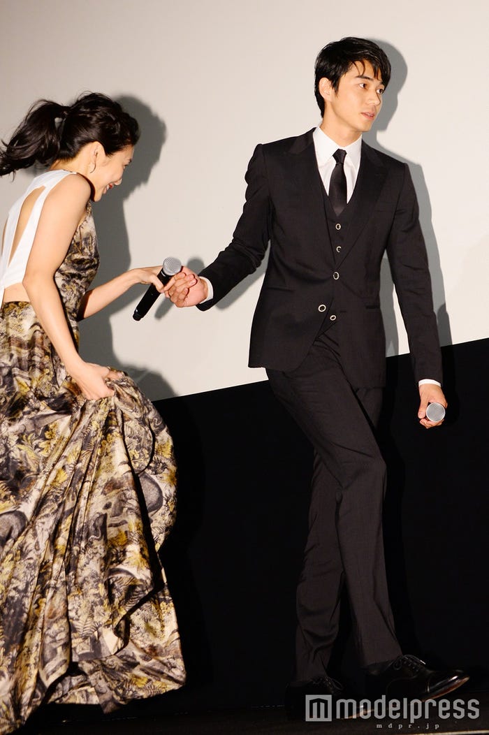 東出昌大が竹内結子をエスコート(C)モデルプレス