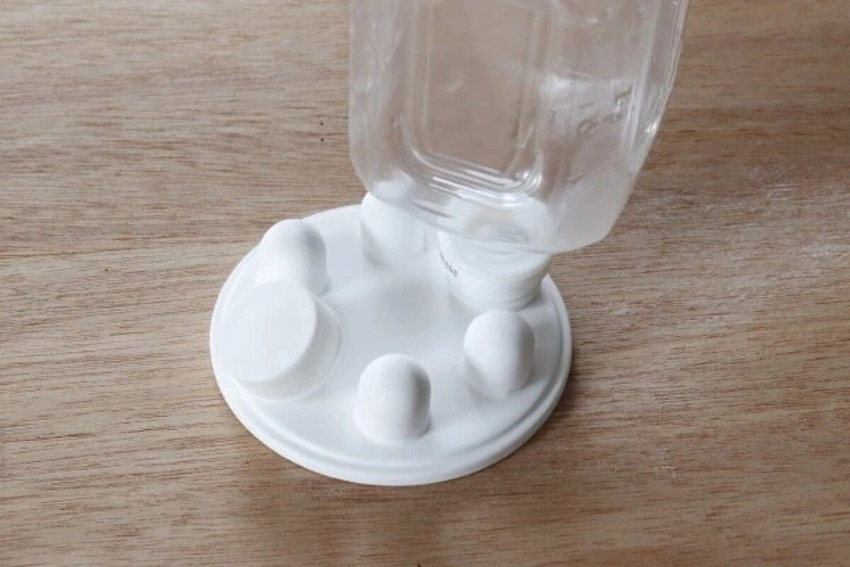 ダイソー　水切りスタンド（珪藻土配合、ペットボトル用）　使用例