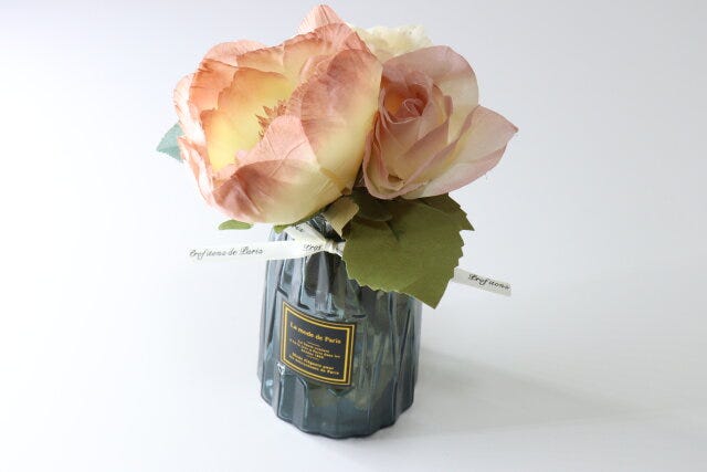 ガラス花瓶（グレー、直径10cm×H17.7cm、口径外直径9.4cm）　使用例　