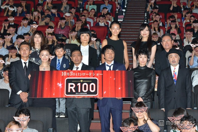 出演陣とともに完成披露試写会に出席した松本人志監督（前列・中央左）