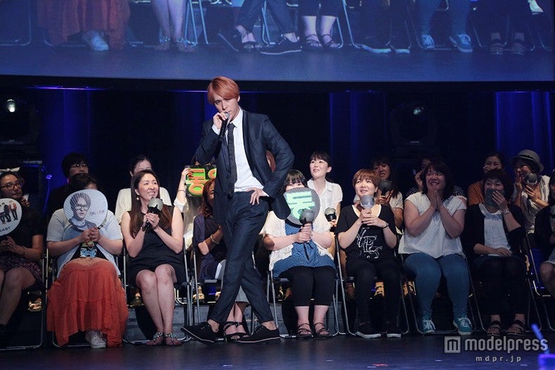 60人のファンをステージ上に招待（撮影：平野哲郎）