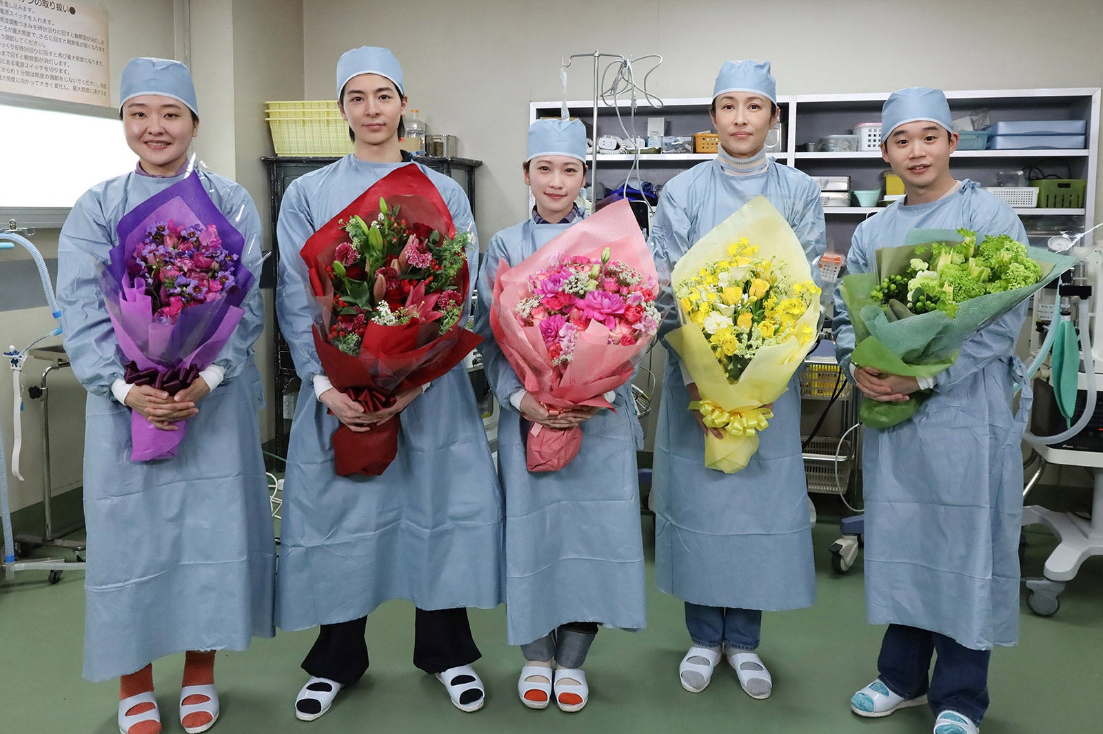 （左から）吉住、高杉真宙、川栄李奈、水野美紀、矢本悠馬（C）日本テレビ