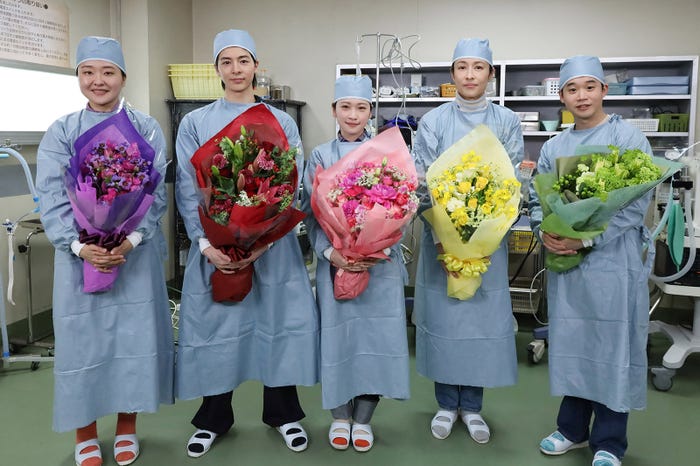 (左から)吉住、高杉真宙、川栄李奈、水野美紀、矢本悠馬(C)日本テレビ