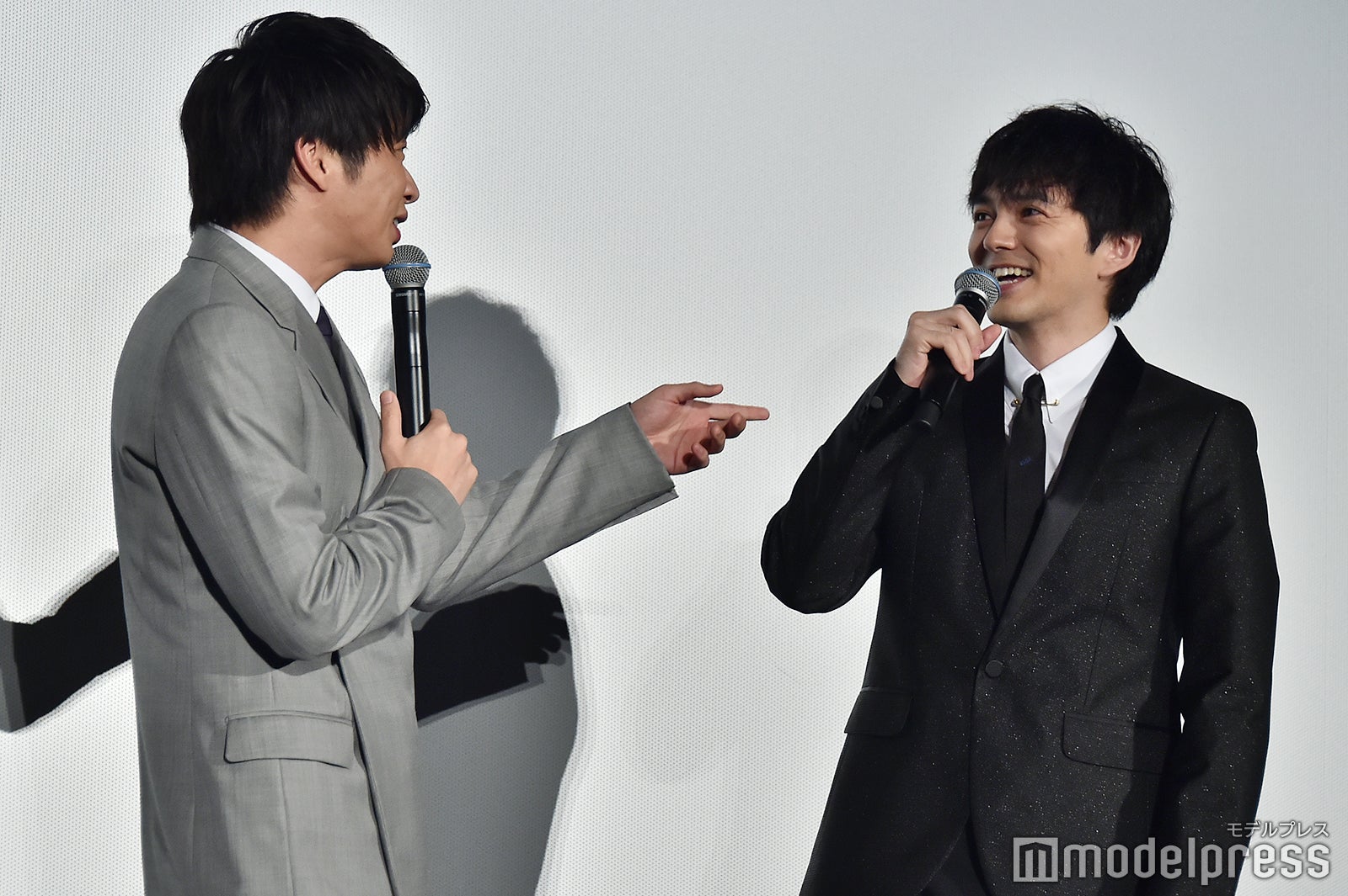 林遣都（右）にクレーム中の田中圭（左）／（C）モデルプレス