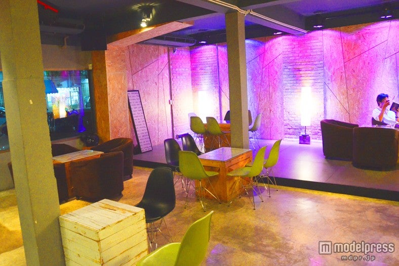 夜にはムーディなライトアップが際立つ