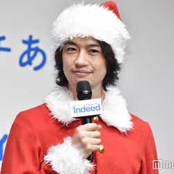 モデルプレス - 斎藤工、人生初のサンタ姿を披露 ファンへのプレゼントも