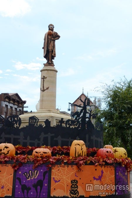 「アメリカンウォーターフロント入り口」コロンブス像もハロウィーン仕様／東京ディズニーシー