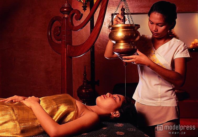 頭に温かなごま油を垂らすインド式のシロダーラ「Kesa Release Massage」<br>
