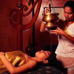 頭に温かなごま油を垂らすインド式のシロダーラ「Kesa Release Massage」
