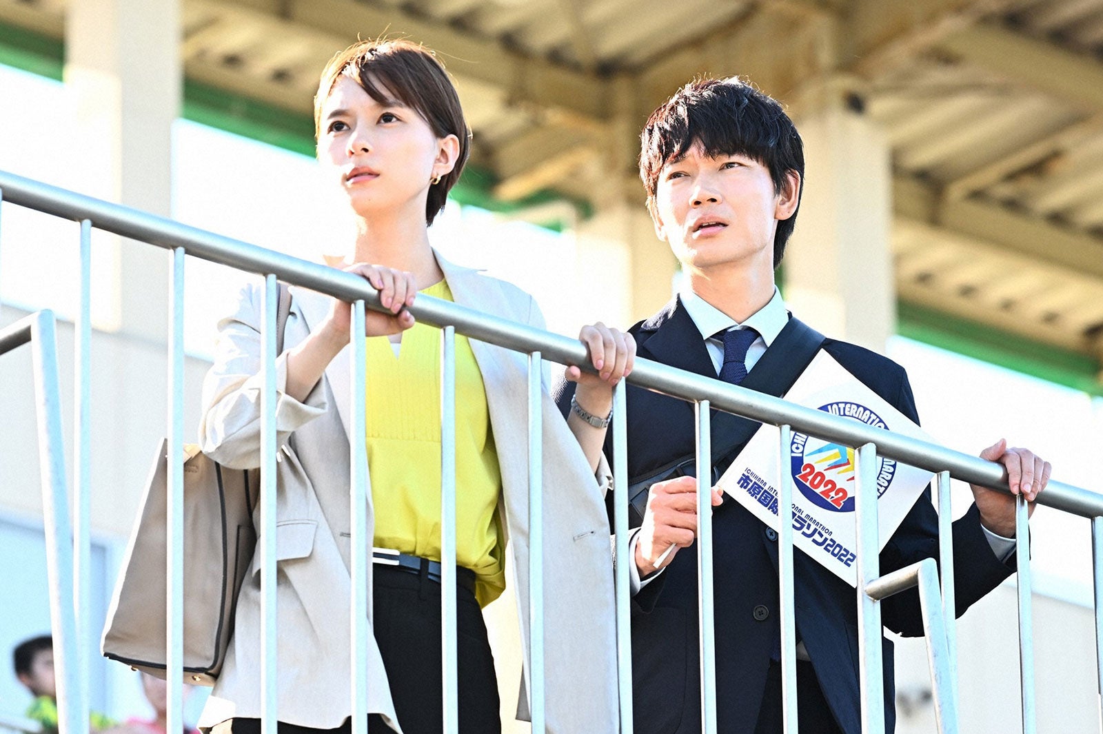 芳根京子、綾野剛／「オールドルーキー」第3話より（C）TBS