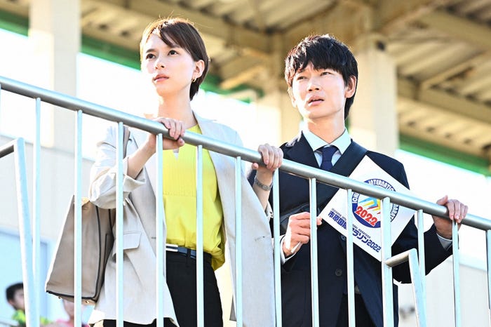 芳根京子、綾野剛/「オールドルーキー」第3話より(C)TBS